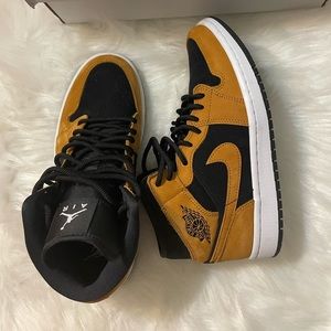Nike Women’s Air Jordan 1 Mid SE / Desert Ochre